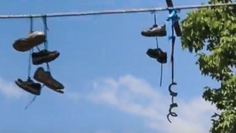 Se escapó de la comisaría y colgó las esposas en los cables de luz como trofeo