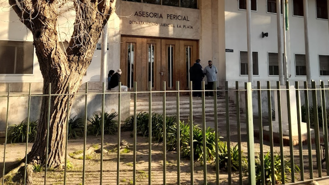 descubren a un ladron que intento robar dentro de una dependencia judicial de la plata