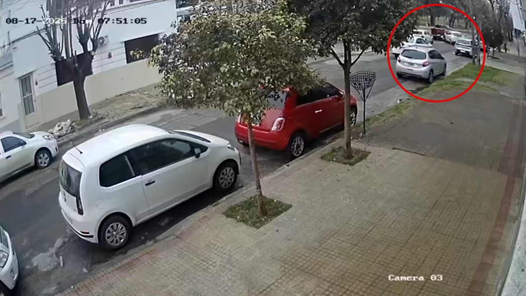 Chocó a una camioneta estacionada en La Plata, escapó y lo buscan