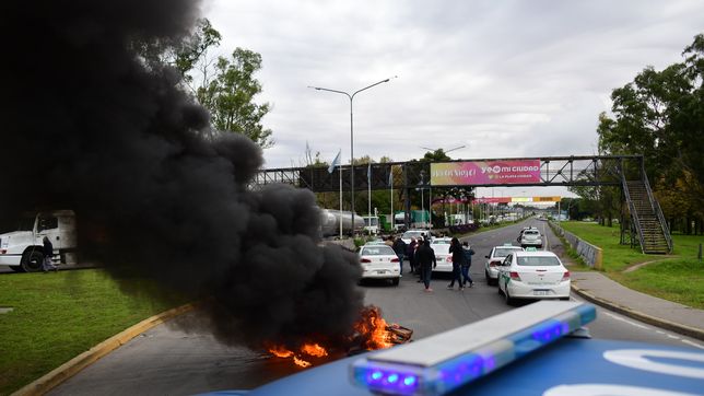 los taxistas protestaron por la falta de gnc y cortaron la autopista