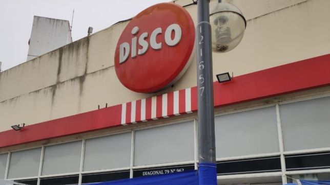 empleados de comercio se manifiestan en hipermercados de la plata y exigen un bono