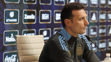 Scaloni dio una conferencia en la previa del cruce con Brasil y a De Paul entre los titulares
