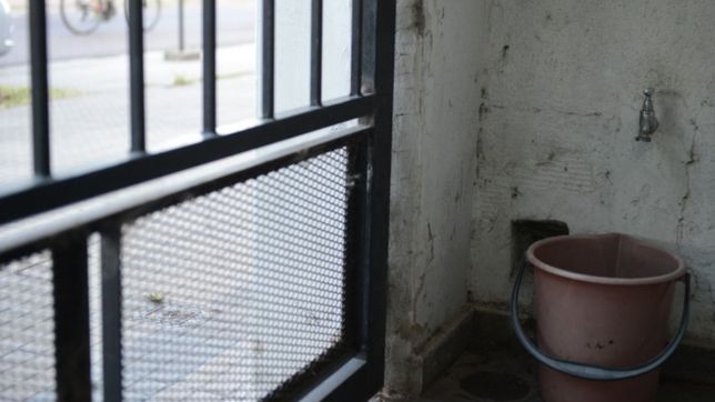 un barrio de la plata esta sin agua por el ataque vandalico a un pozo de absa