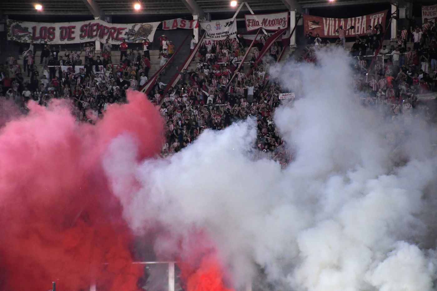 Estudiantes Boca hinchada.JPG