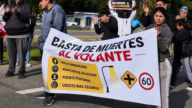 vecinos de el peligro volvieron a cortar ruta 2 y exigieron obras para frenar los accidentes