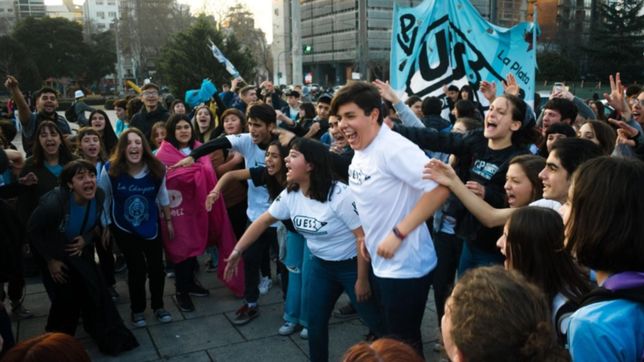 se presenta raros peinados nuevos, la muestra que reivindica la militancia estudiantil