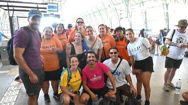 cientos de personas parten desde la estacion de trenes hacia la marcha federal antifascista