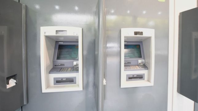 no los para ni la cuarentena: motochorros asaltaron a una mujer saliendo de un cajero de la plata