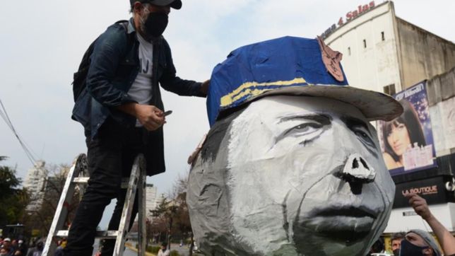 con un momo de sergio berni, marcharon en la plata contra el gatillo facil