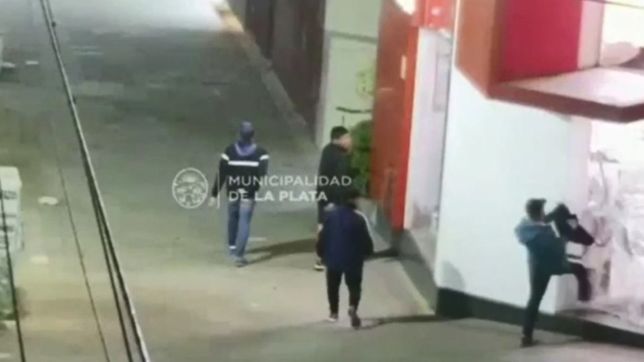 destrozaron a patadas el frente de lean y entraron a robar, pero cayeron en plaza italia