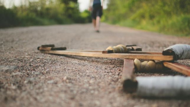 un ladron con muletas golpeo a una embarazada y le robo todo en la plata