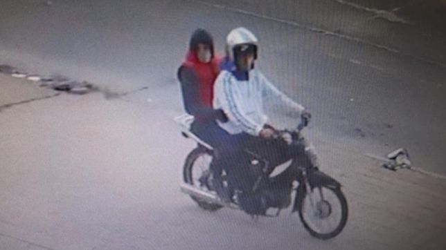 video: en menos de 10 segundos, dos ladrones robaron una moto en la plata y escaparon