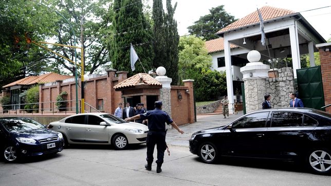 tras una amenaza de bomba en quinta de olivos, la policia registra el lugar