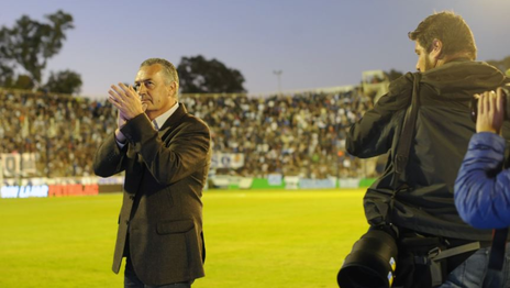 Alfaro hizo historia con Paraguay y los hinchas del Lobo recordaron cuando quedó rendido ante el Bosque Alfaro hizo historia con Paraguay y los hinchas del Lobo recordaron cuando quedó rendido ante el Bosque