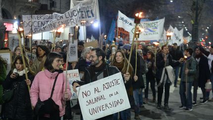 Docentes de la UNLP volvieron a reclamar salarios dignos con una masiva marcha de antorchas