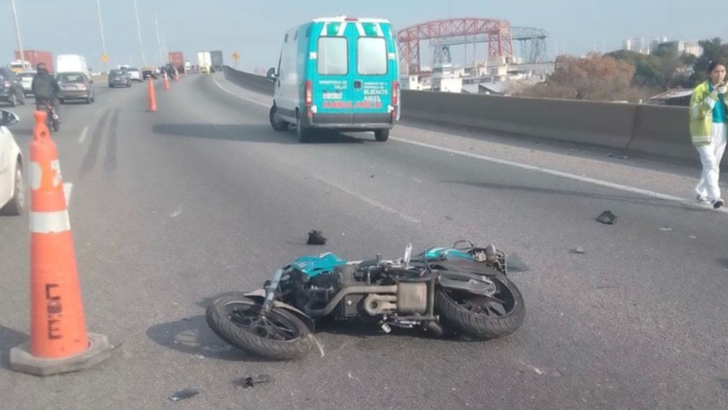 Un motociclista cayó en plena Autopista La Plata - Buenos Aires y murió al ser arrollado