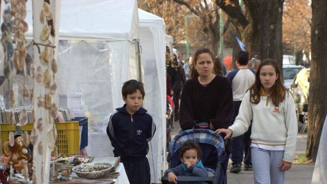 alertan por una feria ilegal en parque saavedra que recaudaria mas de $1 millon por mes