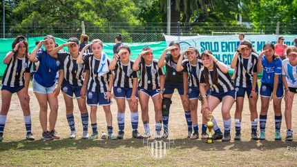 Juegan al fútbol en For Ever, son las campeonas de La Plata y buscan ayuda para competir a nivel provincial