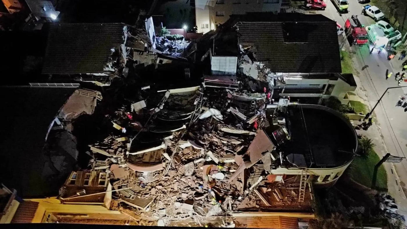 Una imagen aérea del hotel de Villa Gesell que se derrumbó. Más de un centenar de agentes trabajan en el lugar.
