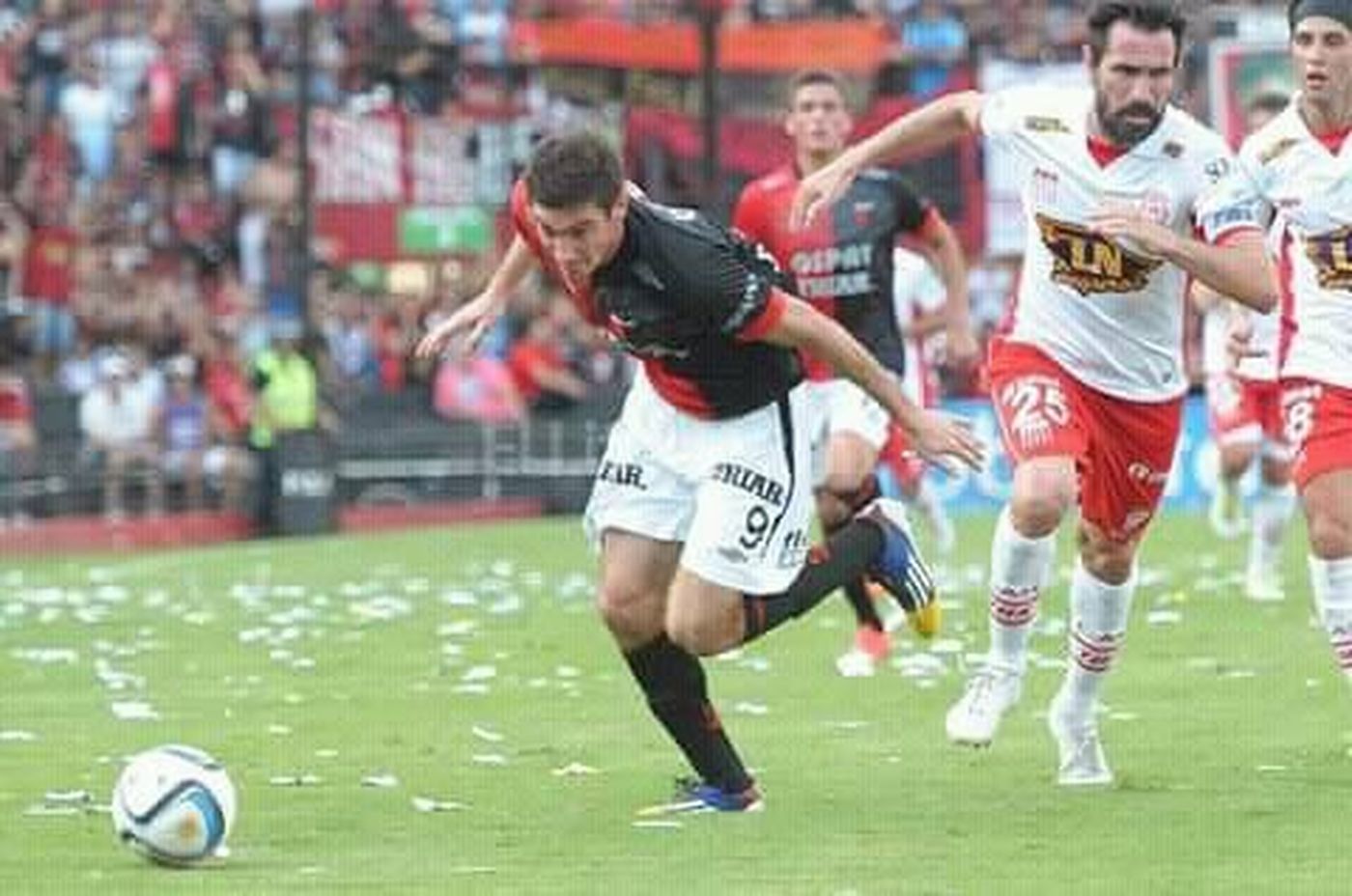 Eduardo Dom&iacute;nguez marcando a Lucas Alario, en 2015