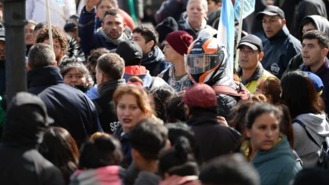 un motociclista intento pasar el piquete en calle 12 y se cruzo con los cooperativistas