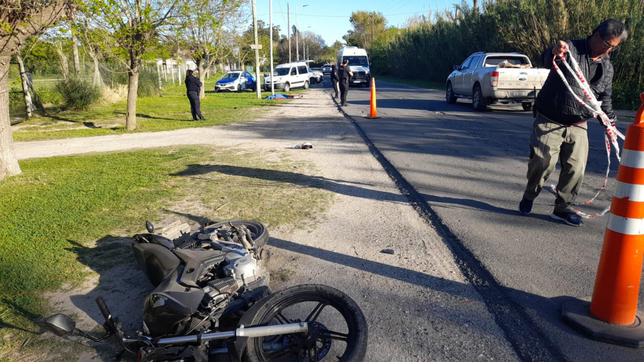 un joven choco con su moto contra una columna en berisso y murio