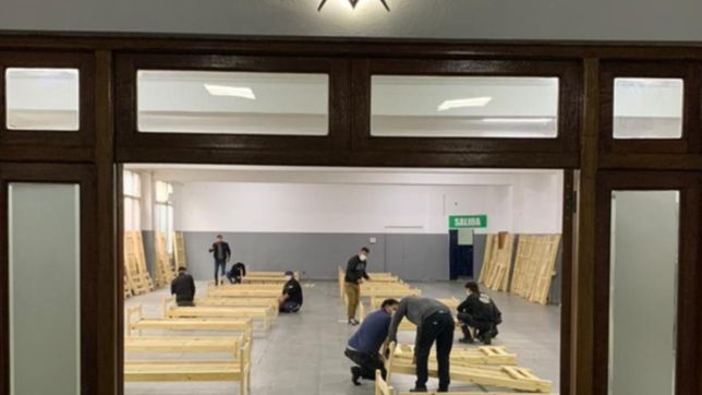 video: asi empezaron a armar el centro de aislamiento en el polideportivo de gimnasia