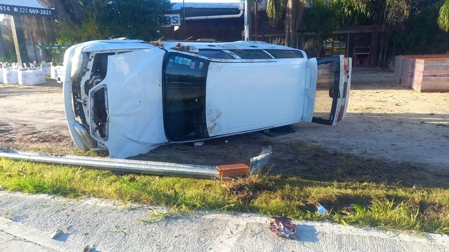 un automovilista volco y tuvo que ser rescatado por los bomberos