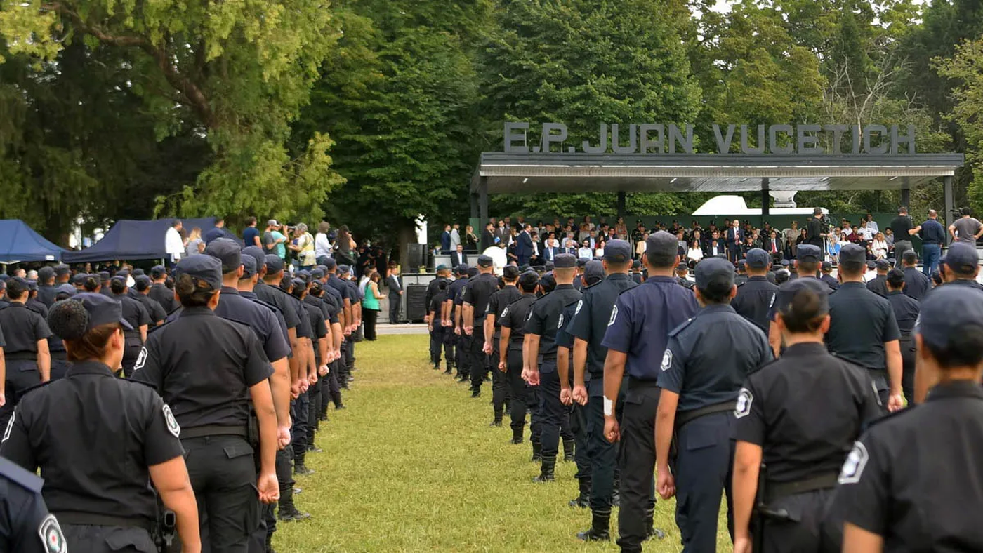 La Municipalidad informó que se encuentra abierta la convocatoria para ser parte de las Escuelas de Formación Policial. Los detalles en la nota. La Municipalidad informó que se encuentra abierta la convocatoria para ser parte de las Escuelas de Formación Policial. Los detalles en la nota.