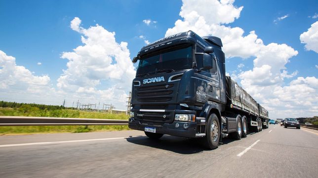 la provincia cruzo a federico sturzenegger por los camiones bitrenes: pone en riesgo la vida de los argentinos