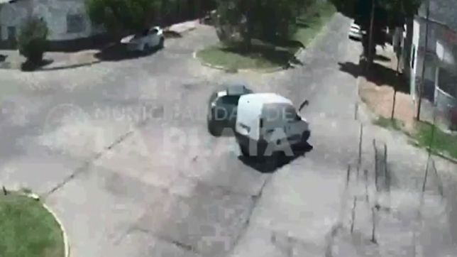 video: una camioneta termino arriba de la vereda tras chocar con un auto en la loma