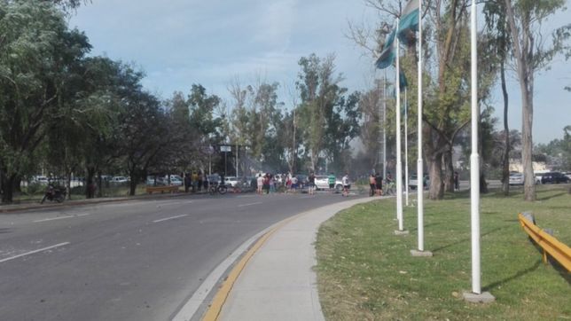 en medio de un clima de tension, levantaron las protestas contra edelap en la bajada de la autopista