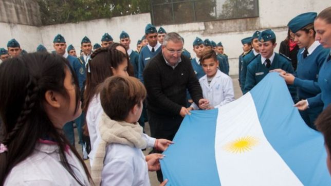 cadetes penitenciarios hicieron y donaron una bandera para una escuela de la plata que apadrinan