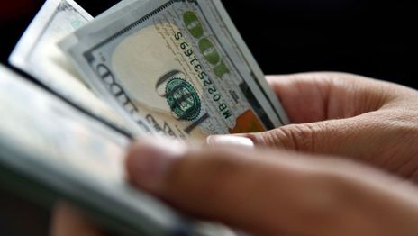 El dólar blue cerró la semana previa a las PASO con otra suba y un nuevo récord