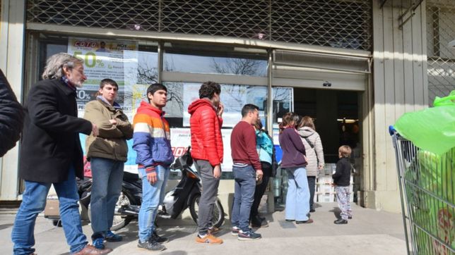 entre los descuentos y la suba del dolar, los supermercados explotaron este supermiercoles