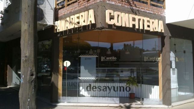 amenazo con un arma a los empleados de una panaderia, robo la recaudacion y escapo