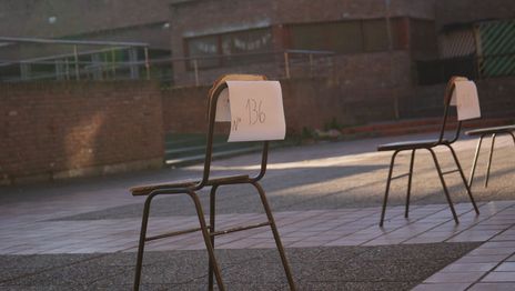 Salió corriendo para no ser presidente de mesa en La Plata, lo persiguió la policía y lo trajo de vuelta
