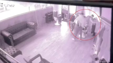 Forzaron la persiana de una barbería de La Plata y saquearon el local