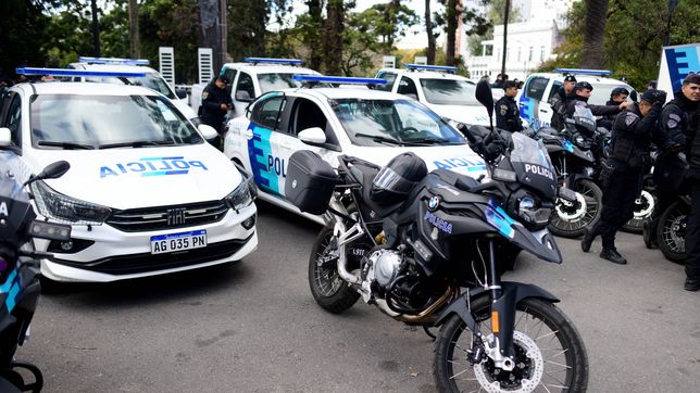 una pareja de policias termino hospitalizada tras chocar con su moto en la plata