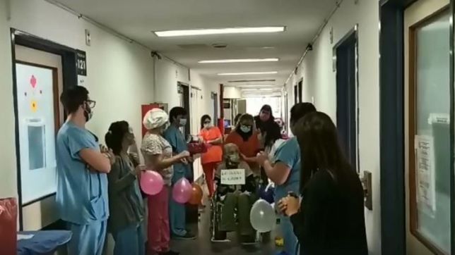 video: la emotiva despedida de una abuela de 82 anos que vencio al coronavirus en la plata