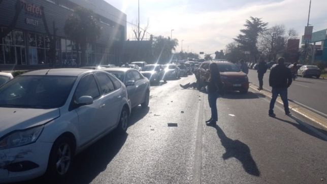 un hombre de 72 anos se descompenso y provoco un triple choque en camino centenario