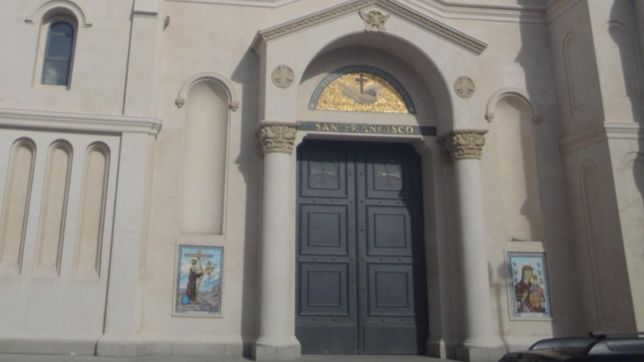 joyas, un arma y 1 millon de pesos: asi robaron la iglesia en donde se casaron peron y eva