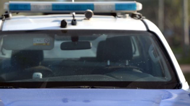 se llevo la rueda de un auto prendido fuego y lo detuvieron