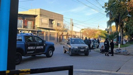 Una ciclista terminó debajo de una camioneta tras un fuerte choque en el límite entre La Plata y Berisso Una ciclista terminó debajo de una camioneta tras un fuerte choque en el límite entre La Plata y Berisso