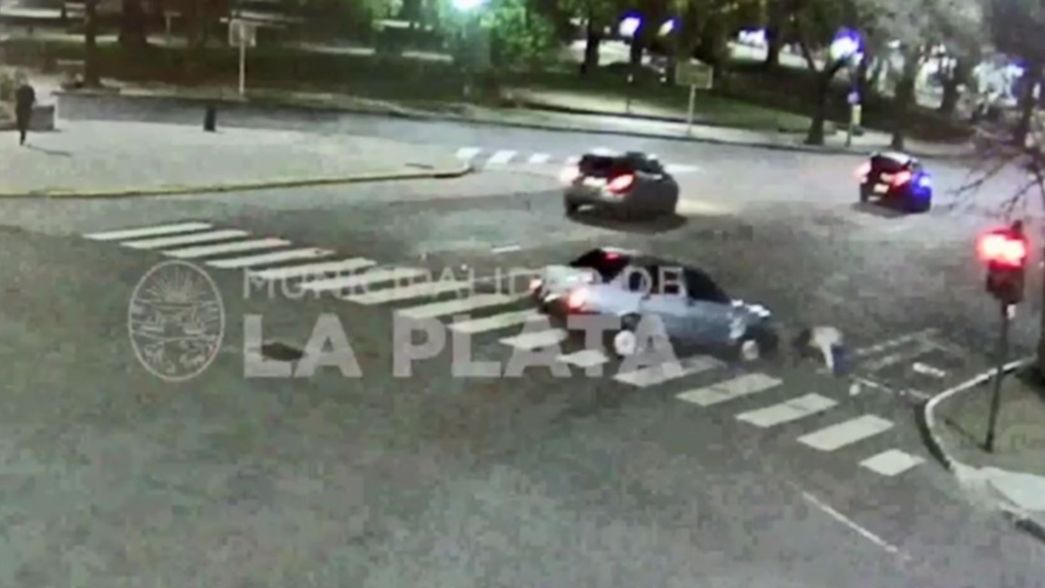 VIDEO: Cruzó mal y fue atropellado a metros del Pasaje Dardo Rocha