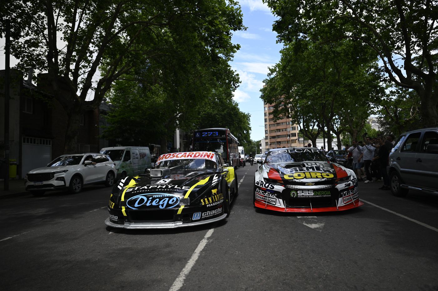 Los nuevos autos del Turismo Carretera deleitaron a todos en las calles de La Plata.