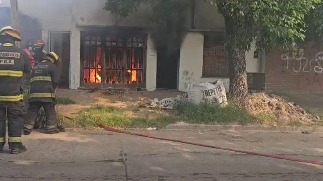 tension en un barrio de la plata por el incendio de un auto dentro de una casa