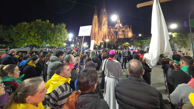asi fue el viacrucis por las calles de la plata y la misa en la catedral