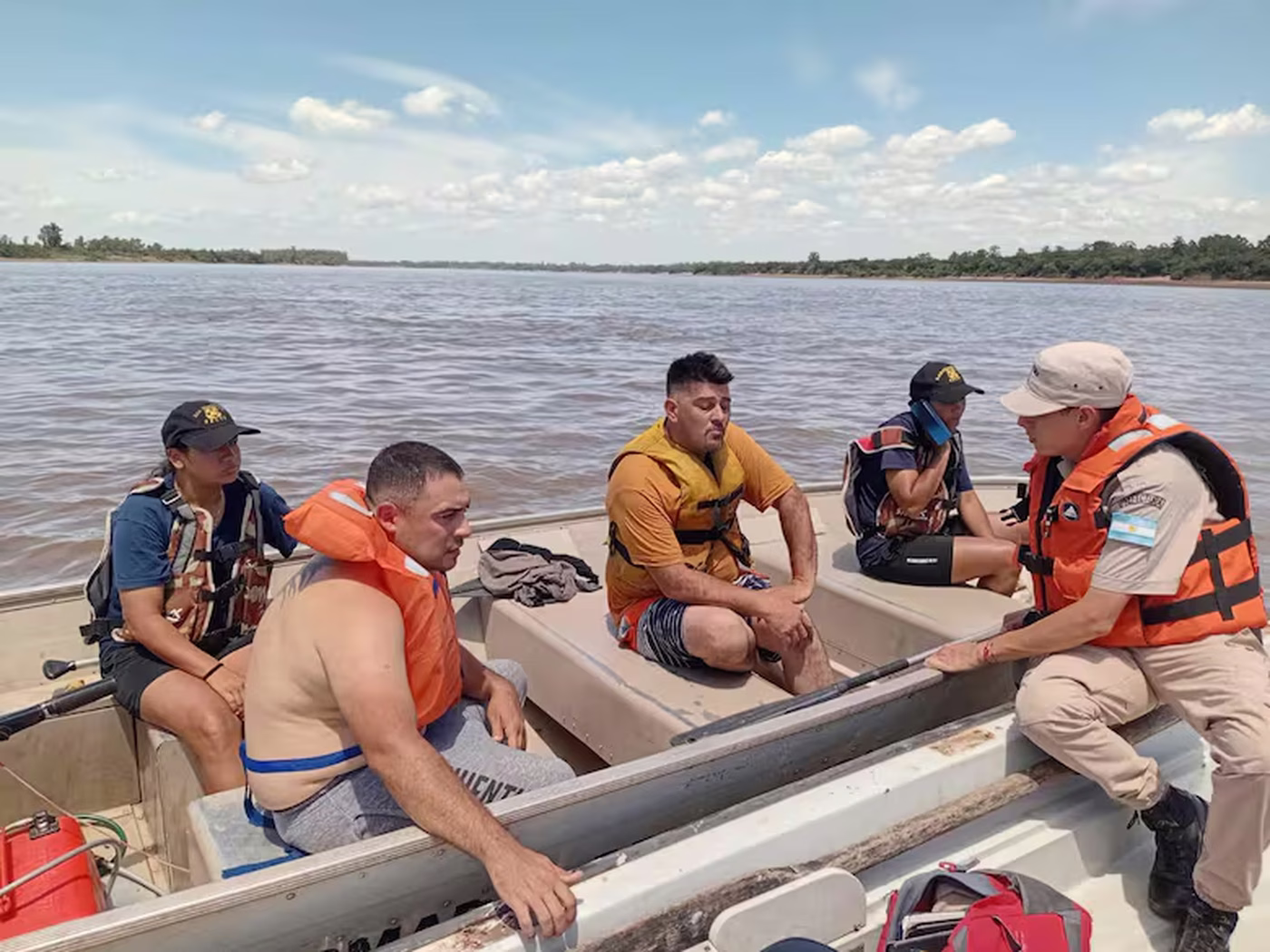 Algunos miembros de la familia rescatada por los hermanos de La Plata.