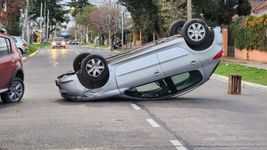 una mala maniobra termino en un vuelco en una calle muy transitada de la plata una mala maniobra termino en un vuelco en una calle muy transitada de la plata